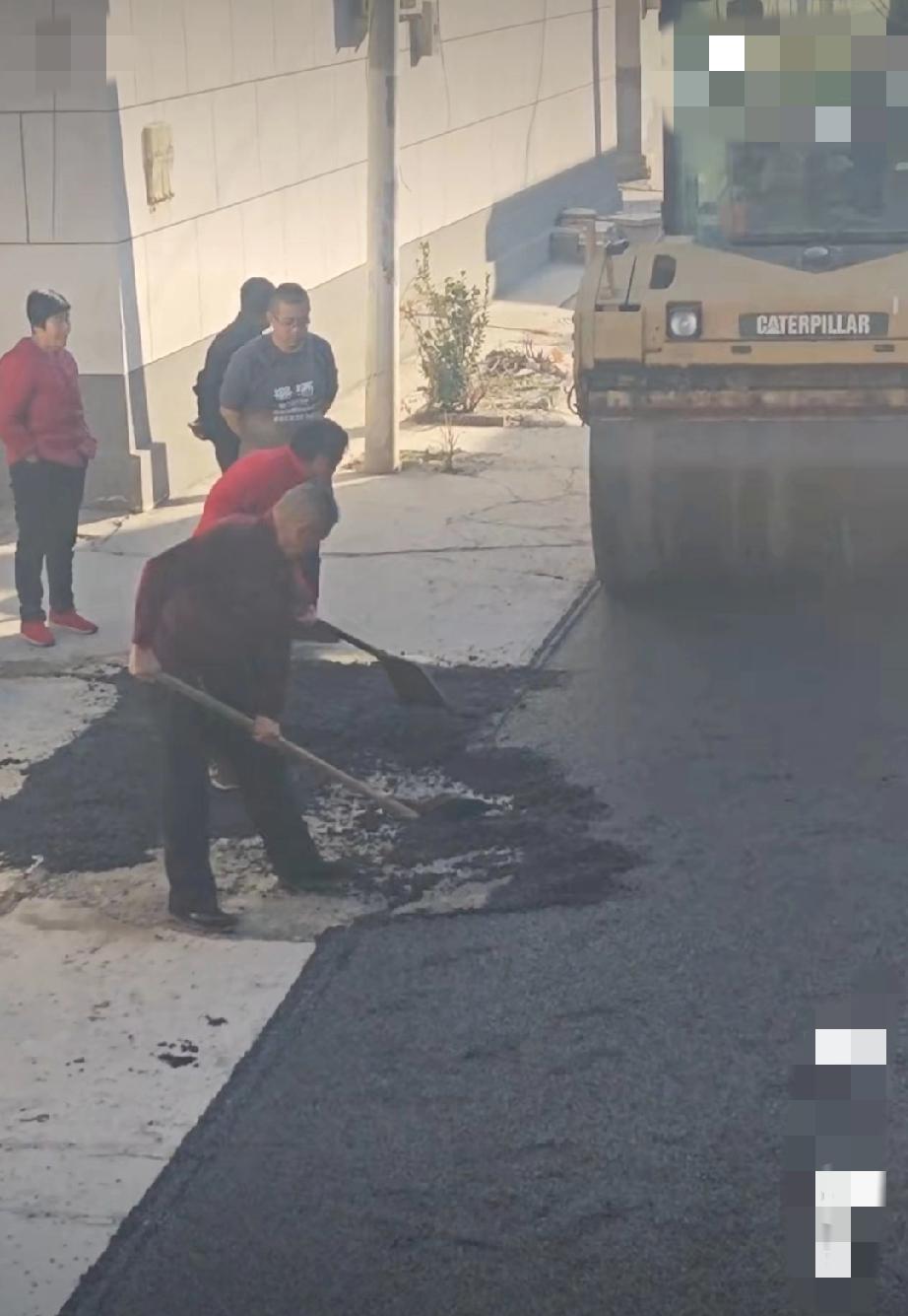 村里刚铺好的柏油路面，村民转头把沥青铲掉铺在了自己家门口！视频曝光到网上，网友