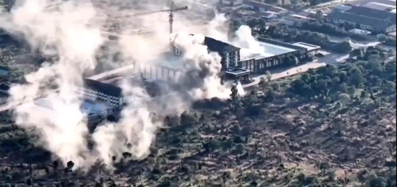 泰国军队又摧毁一座柬埔寨的赌场和电诈园区。从周围环境和竖立的塔吊来看，这还是一座