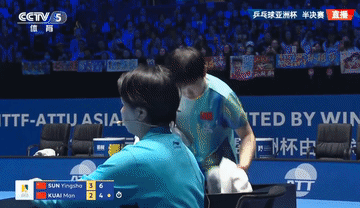 来！拆分孙颖莎小秘诀的步骤。第一步，挑选一块干净的毛巾，尽管手里已拿了几块毛巾