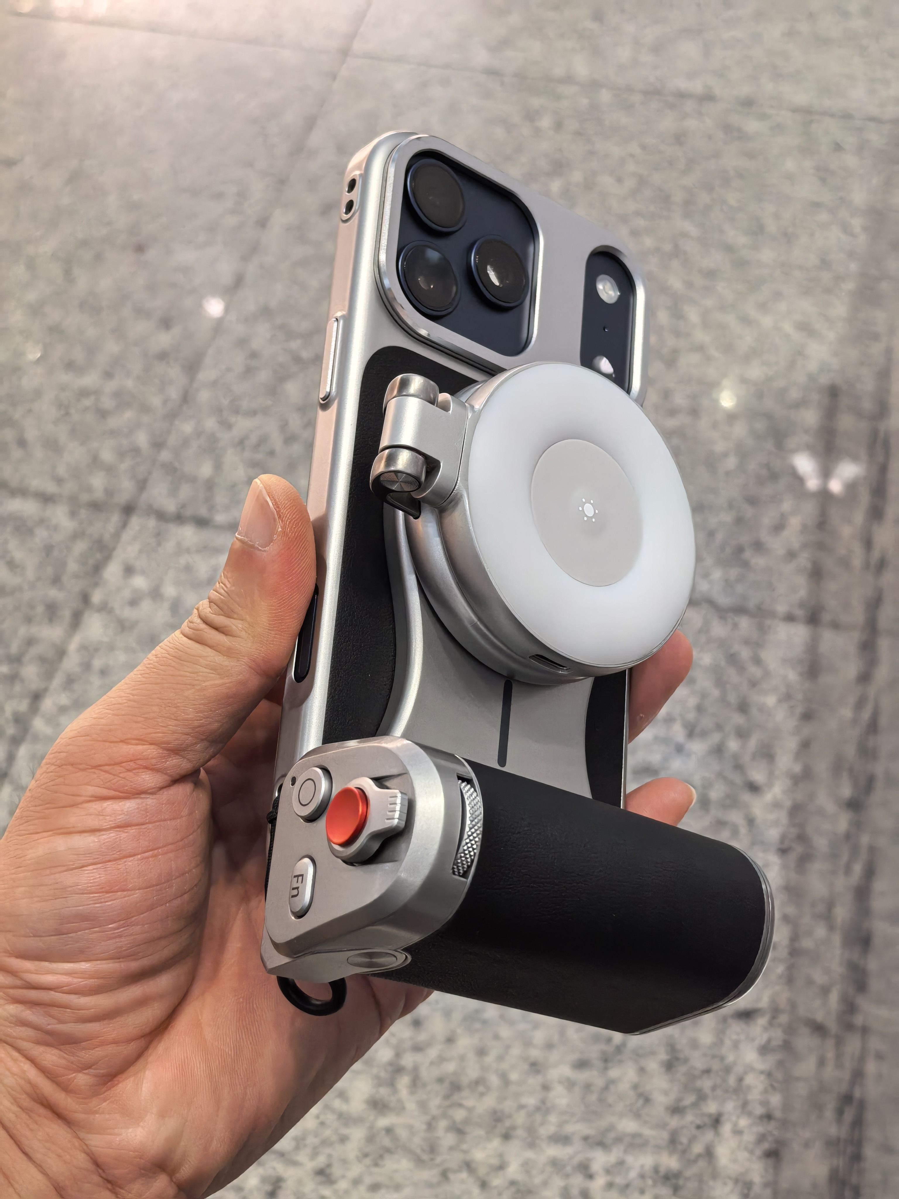 这个iPhone17ProMax的摄影手柄不错带补光灯，还能给手机无线充电