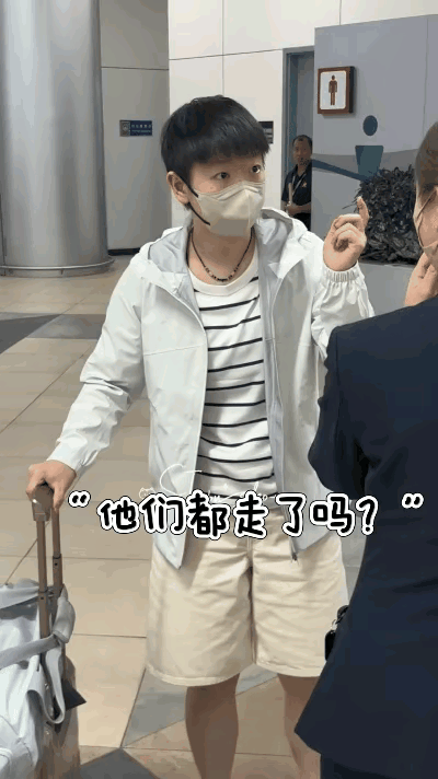 莎莎犯迷糊的样子太可爱啦！国乒将士北京机场出发澳门，到澳门机场后，莎莎上了一趟