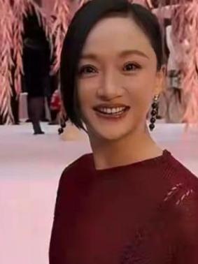 周迅章子怡同天亮相，51岁赢麻了！自然老去太能打家人们，周迅和章子怡这波同