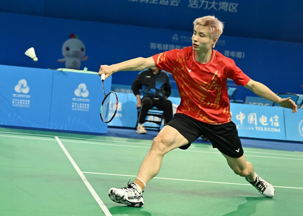 石宇奇在意外不敌李卓耀后，并没有气馁。下一场比赛对阵湖北队的朱轩辰，给20岁出