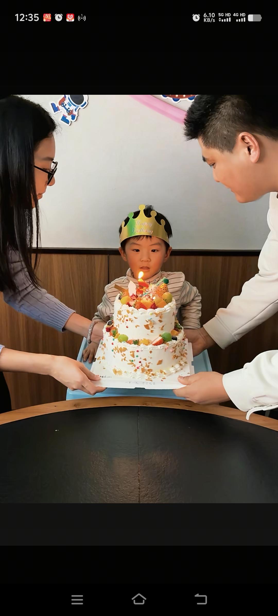 朱进家的小宝贝满满四周岁生日，爷爷奶奶爸爸妈妈和两个姑姑全家一起给宝贝庆生，虽然