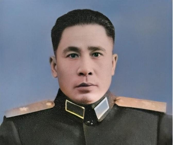 1957年，一少将钓鱼时意外去世，因死因太过蹊跷，部队首长便让专案组展开调查。专