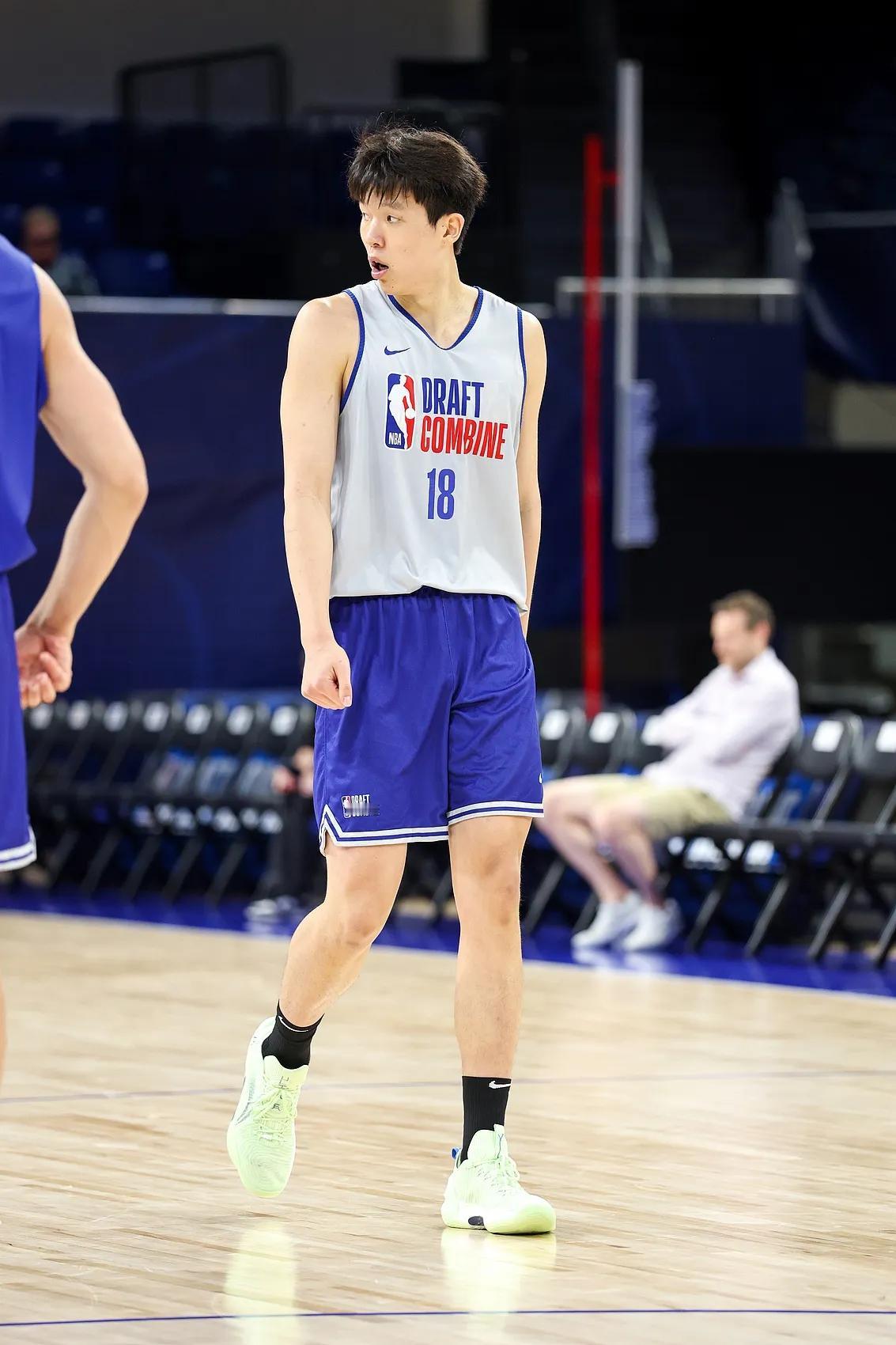更新新秀中锋夏联篮板排行榜；奎因，2.08米，抢下11.0个板；钮厄尔，