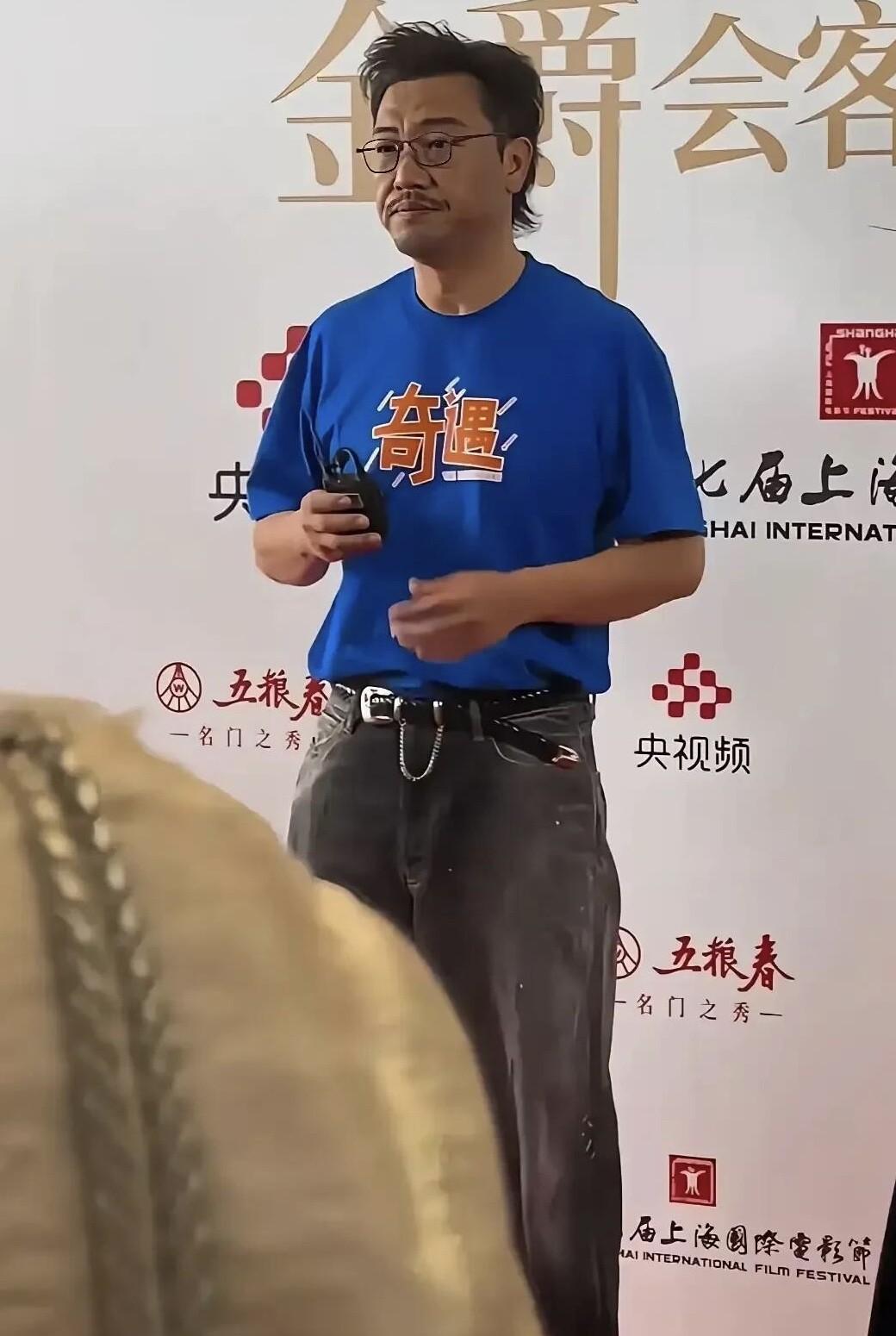 他在电视中一般都扮演的又土又黑的角色，但是现实中却是那么帅，有男人味。皮肤黑了一