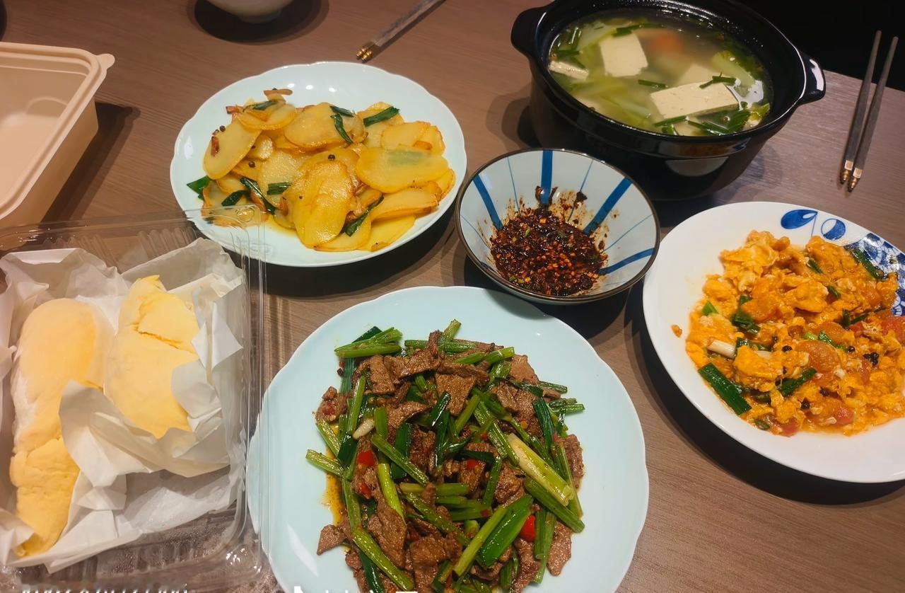 和老公冷战三个多月，我们过得像同住的室友。他的饭自己解决，我只做我和孩子的；