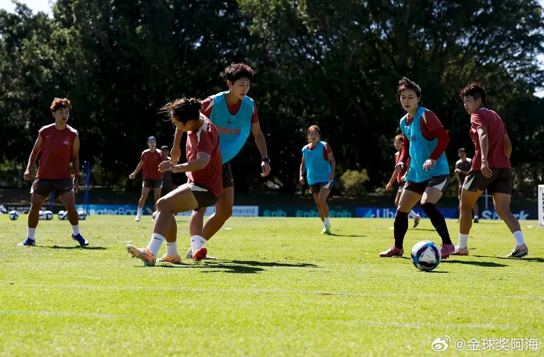 体育女足亚洲杯在澳大利亚正式开赛，中国女足以卫冕冠军的身份参赛，《体坛周报》的