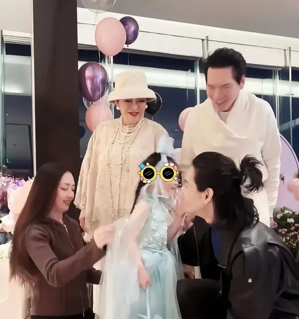 向太说她是大力支持郭碧婷带着孙子孙女住在台北的因为亲家郭爸爸生病