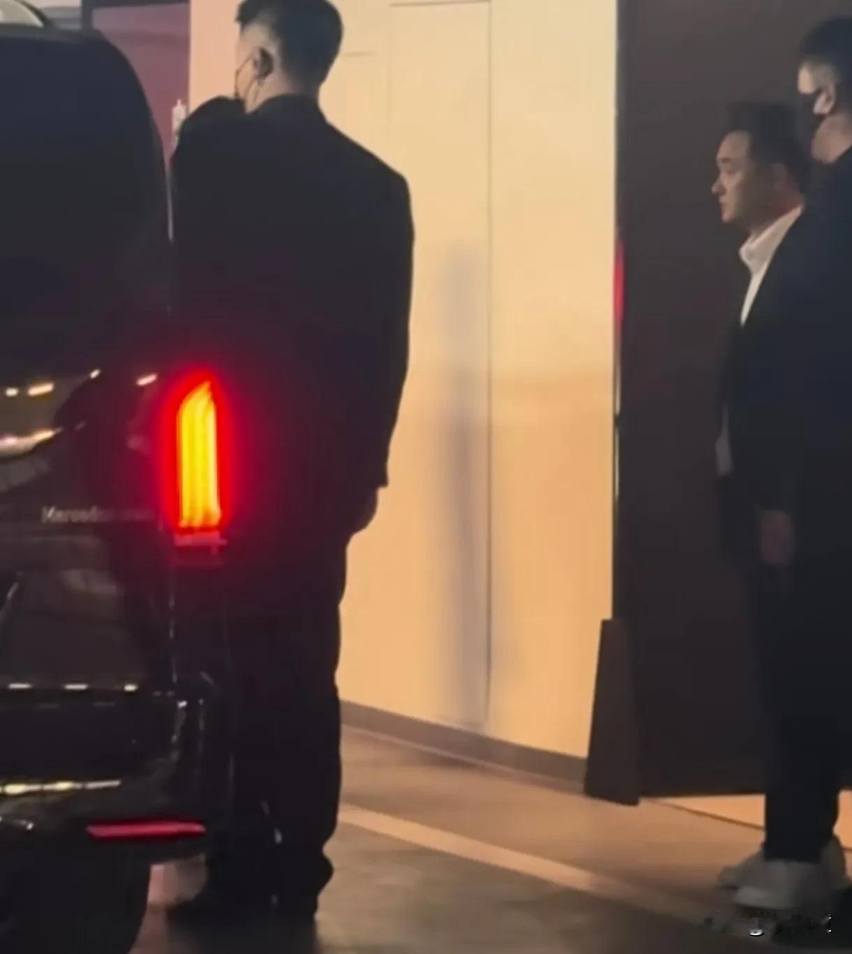 王曼昱这排面可以！王曼昱参加巴黎世家的活动，在下车入口处，有粉丝早早就在那里等