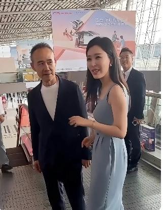 从王石看娇妻田朴珺的眼神可以看得出来，他应该是很欣赏她的思想和能力的，还很尊重她