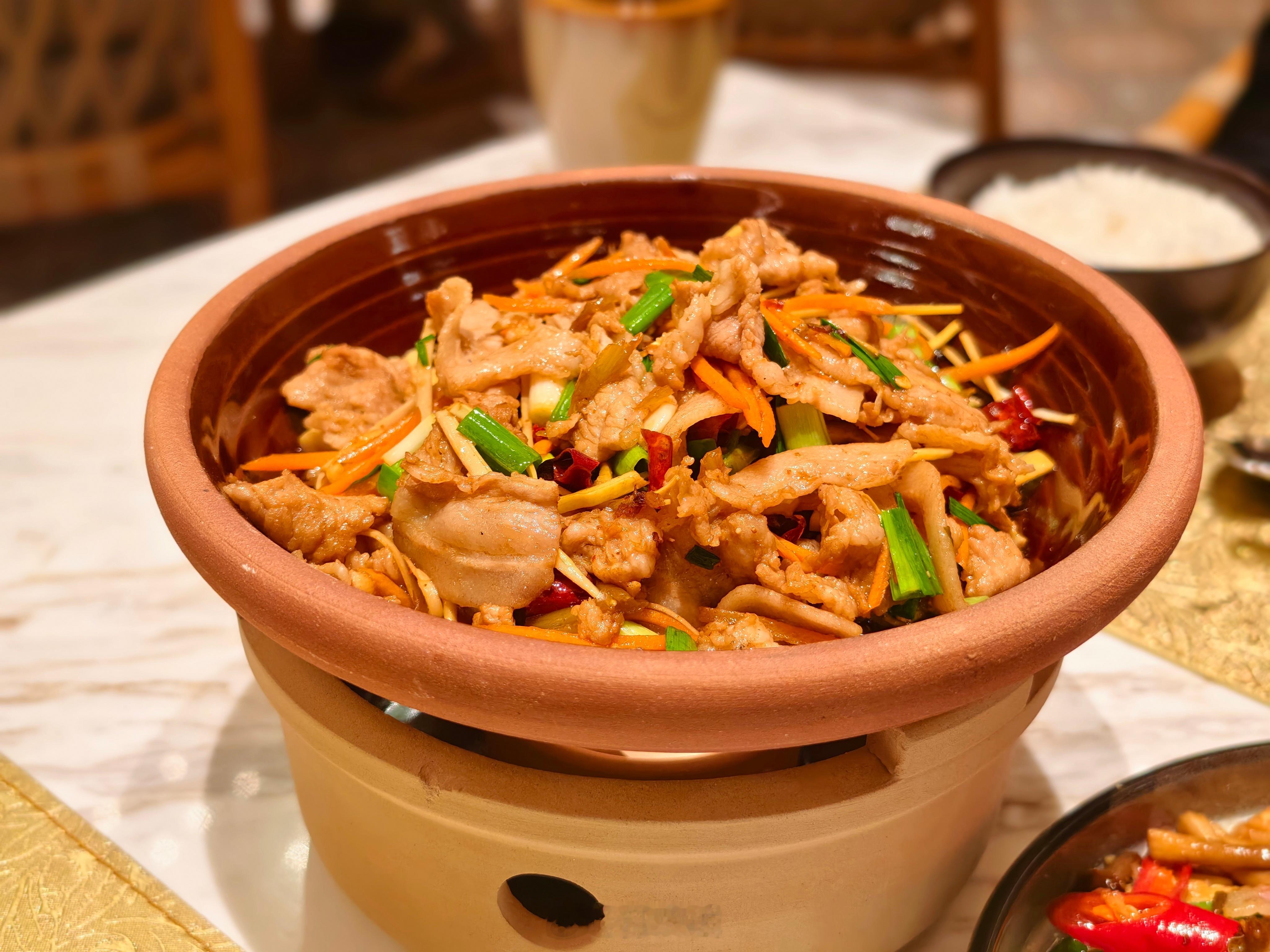 晚餐在酒店餐厅点餐，可选择的极少。心说都来了云南了，品尝一下特色吧？于是花324