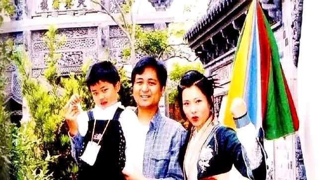 何赛飞婚后十年，1998年才生下独子何啸风。说起这个儿子，最让粉丝津津乐道的还得
