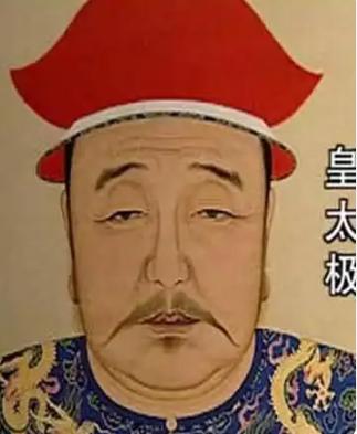 1634年，26岁的寡妇海兰珠嫁给了自己42岁的亲姑父皇太极，新婚夜，她紧张的浑