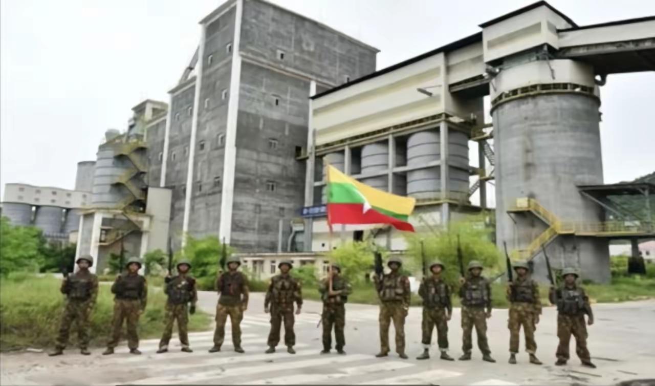 德昂军与缅军达成停火协议，在撤离抹谷与孟密时候，遭到了友军曼德勒人民防卫军与克钦