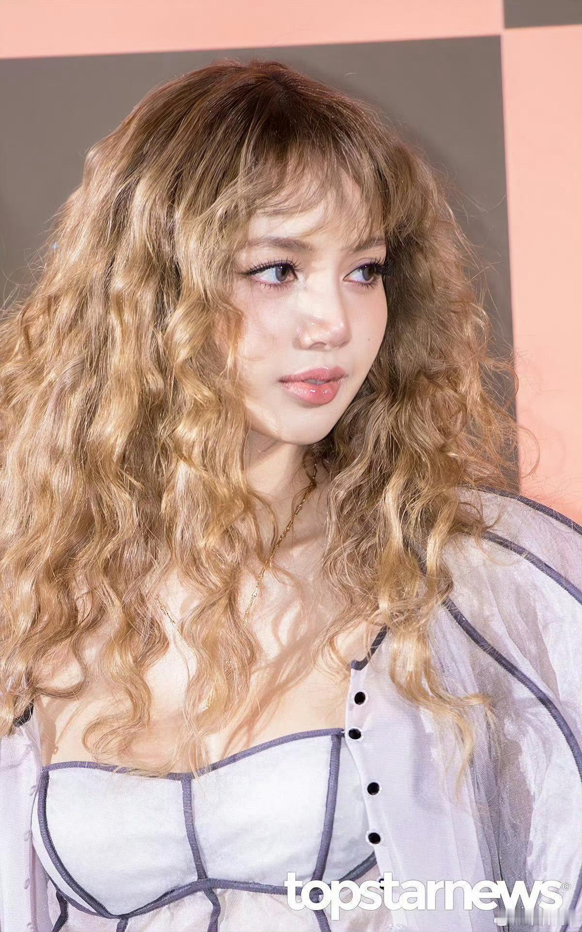 Lisa回应和Jennie合拍cha今天出席LV活动的Lisa真的美疯Bar