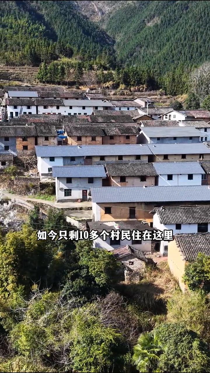 汝城九曲岭。这就是湖南大山深处的村庄。早在十几年前，这里原本生活着60多户人家