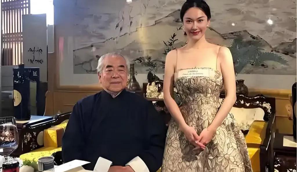 范曾是谁？为什么他的字画这么贵？此范曾非彼“范增”，他的书法作品每平尺标价20