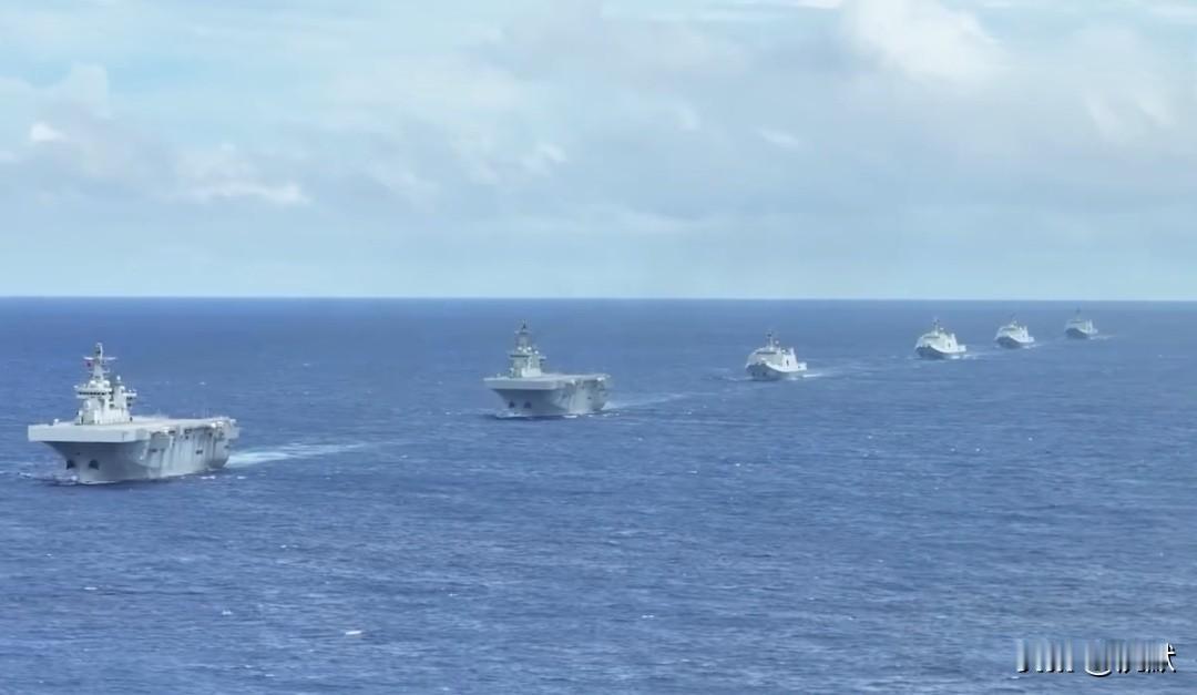 【日渐强大的两栖战力！！！】日前官媒公开了海军登陆舰训练画面，编队庞大，十分震撼