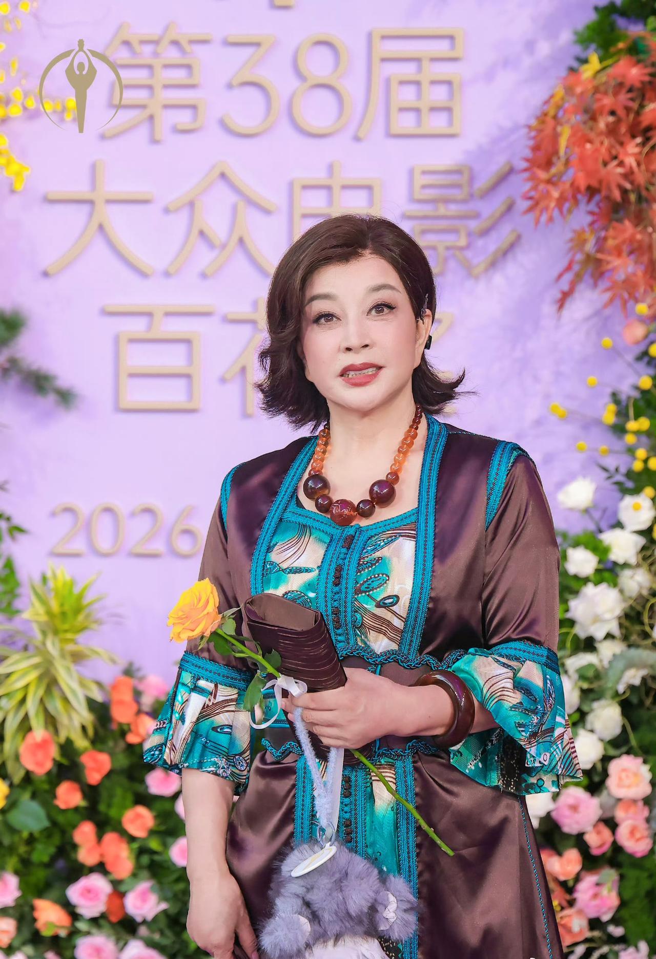 刘晓庆：春丽，今天红毯一出来，你这一头银发可太出圈了。宋春丽：哈哈，顺其自然