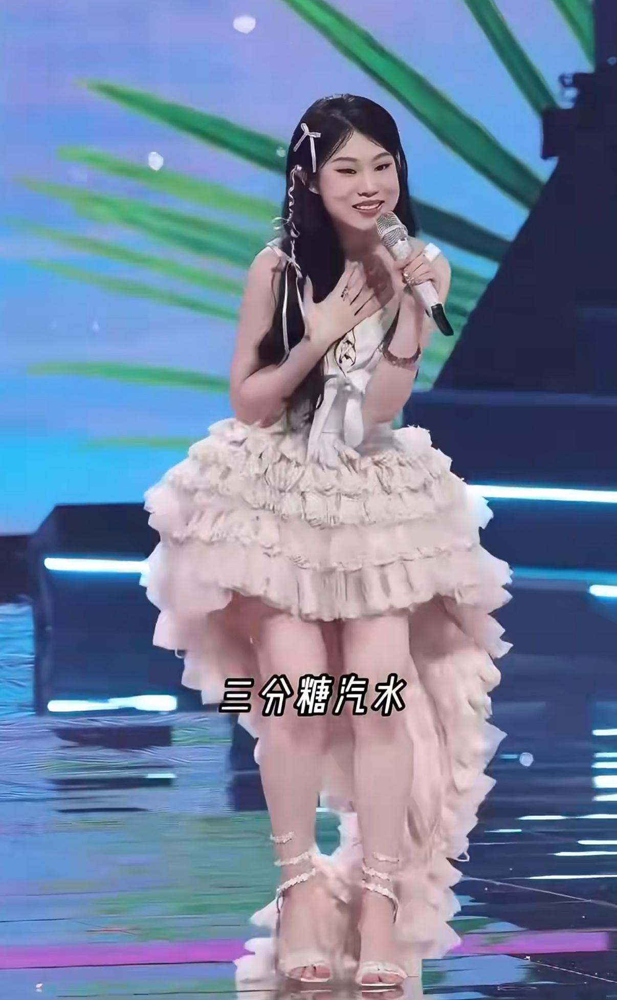我特意问了音乐专业的朋友，我说：这次大湾区晚会沈佳润真的表现很差吗！学音乐的