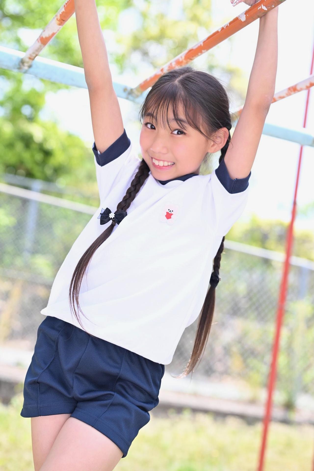 笑语盈盈处，少女攀高枝。