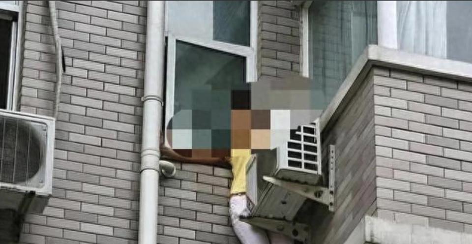 湖南一男子爬上了阳台修空调，恰巧看见了对面阳台上正洗澡的女邻居，女邻居大叫“有流