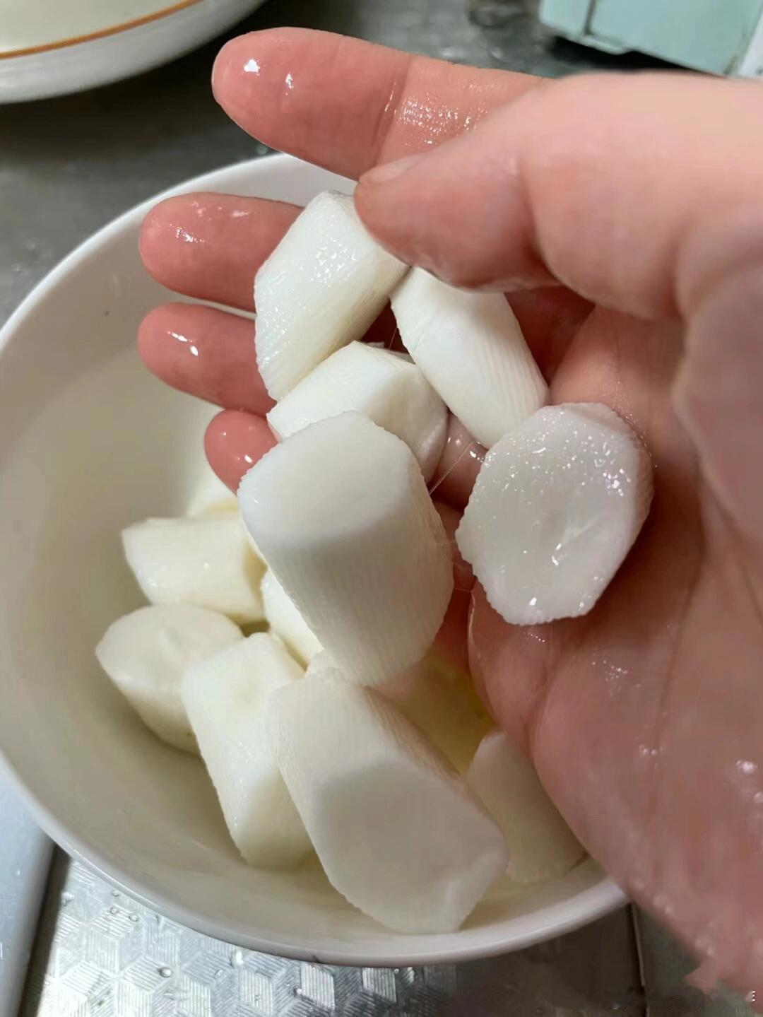 山药去皮不再痒，妙招速收藏！削山药皮时，不少人会因皮肤过敏而手痒。这是因为山药