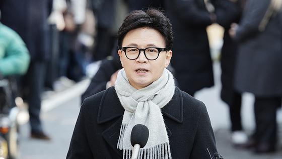 在韩国检方要求判处前总统尹锡悦死刑后，其所在的国民力量党也立即开始清理门户，开除