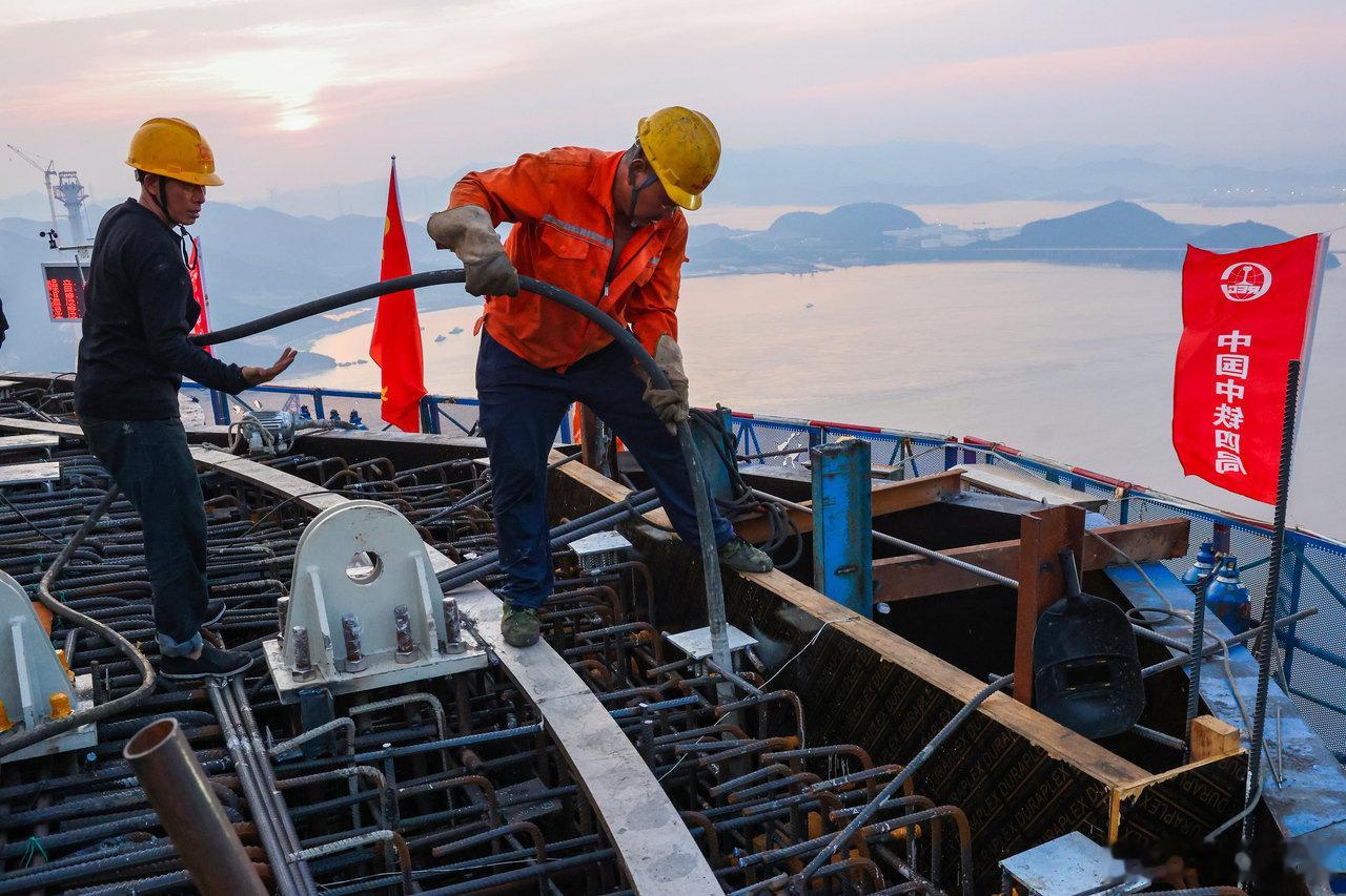 浙江西堠门大桥又一主塔封顶7月19日，甬舟铁路西堠门公铁两用大桥4号主塔完成浇