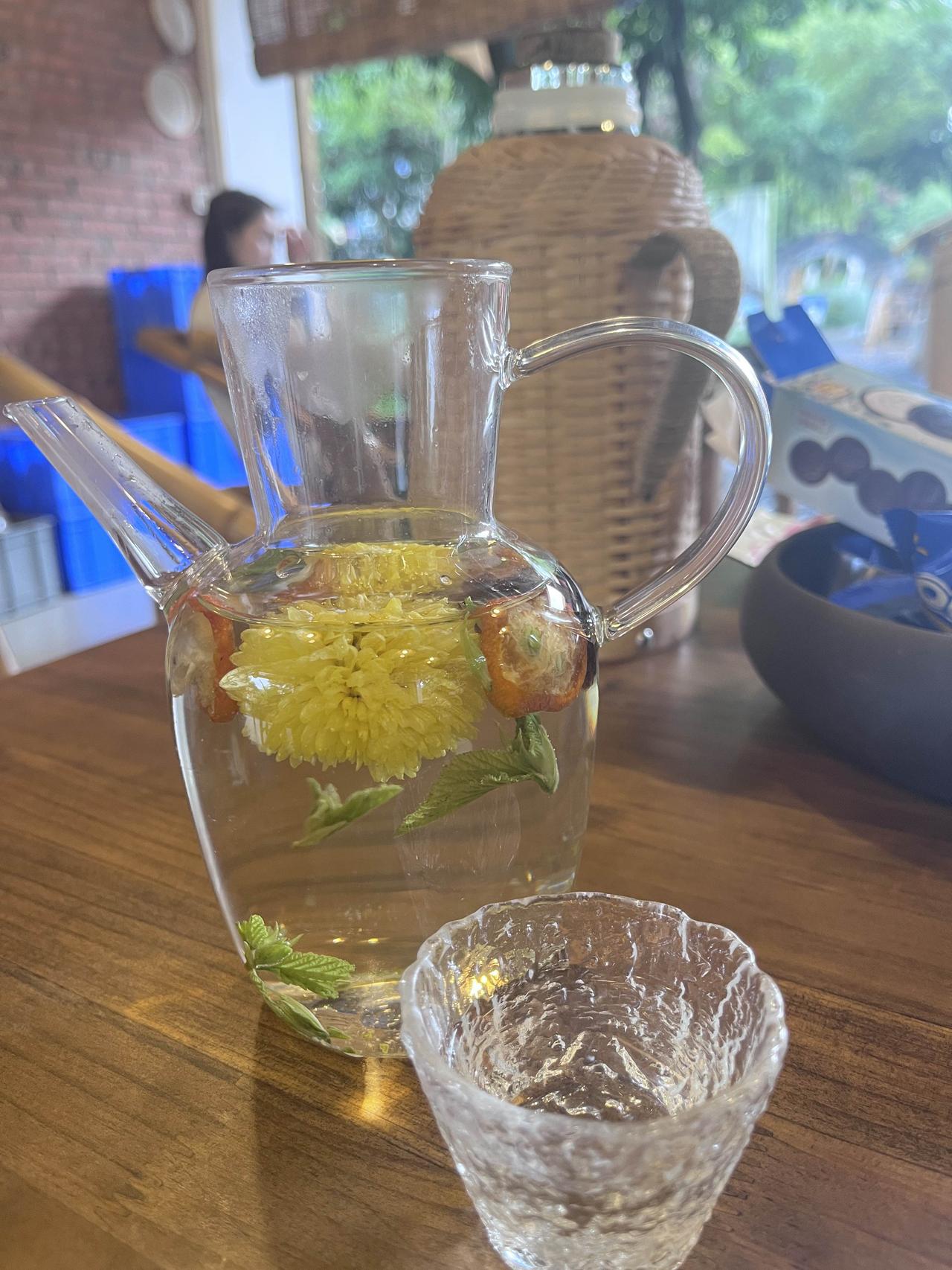 成都就是悠闲，天天喝喝茶摆哈龙门阵，巴适得板！都说成都现在卷得要命，但是躺平的
