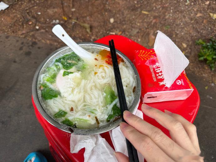 来看看吃饭主打一个接地气户外+蓝色拖鞋+小凳为桌，这么吃也挺香~