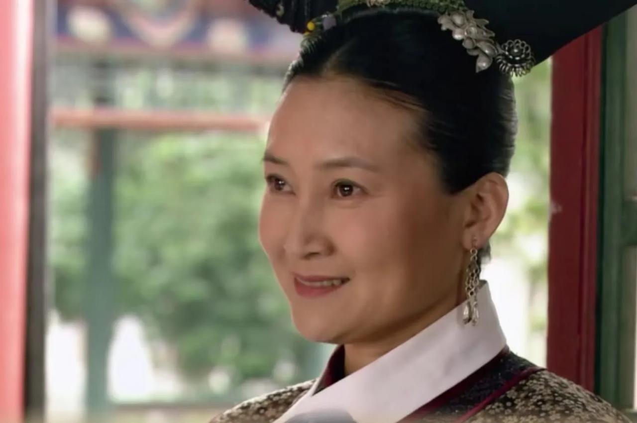重温《甄嬛传》才看懂，芳若姑姑既能给纯元画眉毛，又正好成了甄嬛的教引姑姑，这安排
