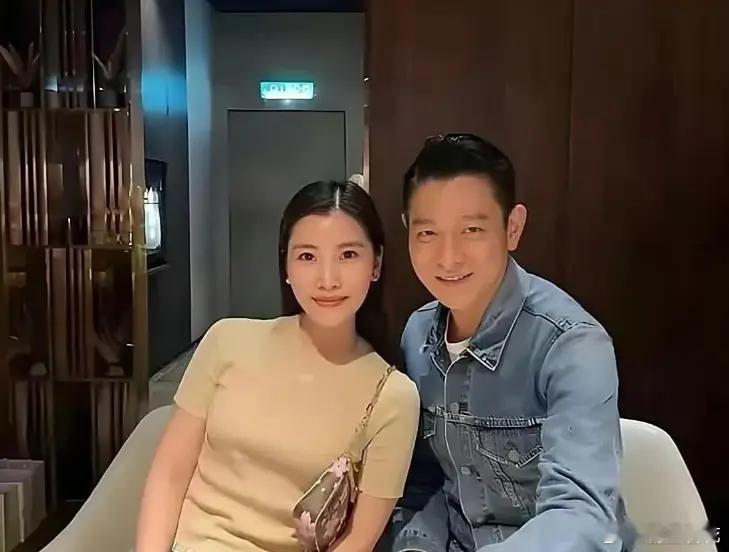 64岁的刘德华终于开始大大方方的公开自己和老婆朱丽倩的照片。他俩当年隐婚藏了二十