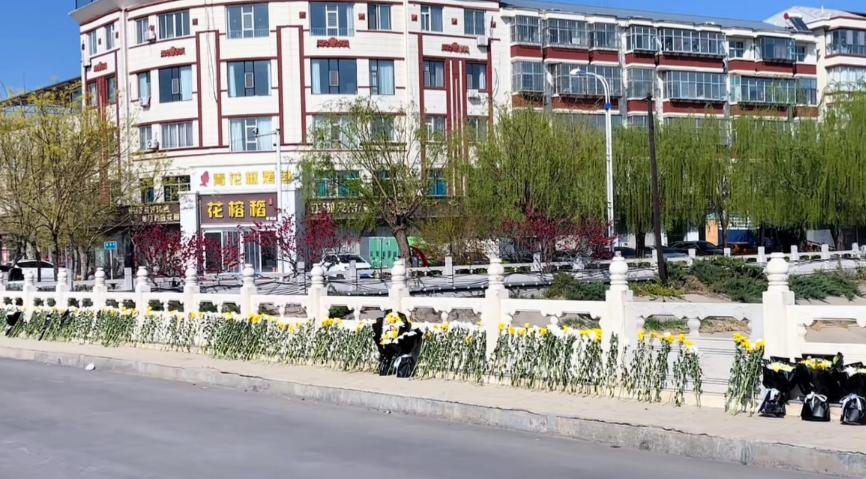 痛心！石家庄三人勇救落水女子不幸遇难市民自发献花致敬近日，河北石家庄晋州市发