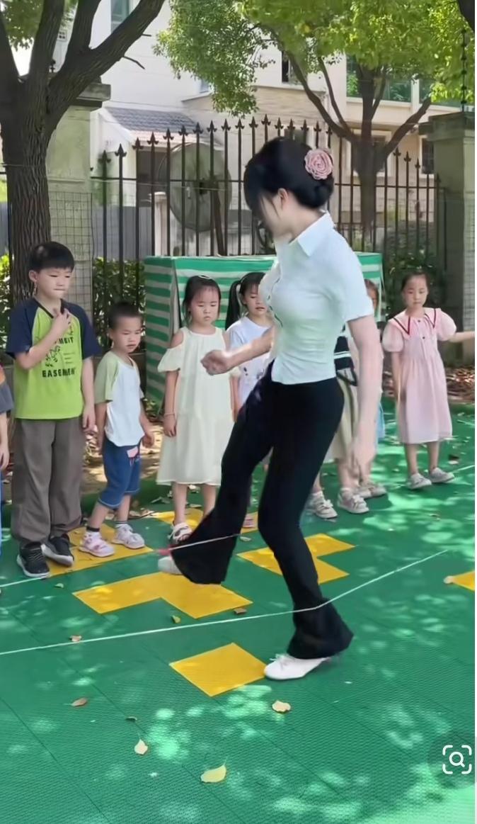 今天去接小姨子下班，发现幼儿园老师也不容易，不仅对孩子要有耐心，还要多才多艺。