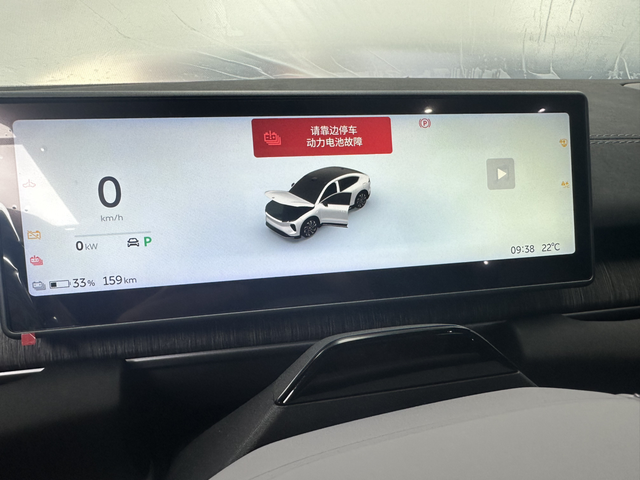 新车第二天就坏电瓶故障新车第二天贴膜，在贴膜店四个车门打不开，实体钥匙和蓝牙钥