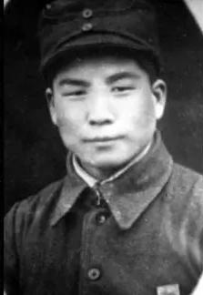 李元兴，四川省营山县人，1951年参加革命，中国新民主主义青年团团员，志愿军第十