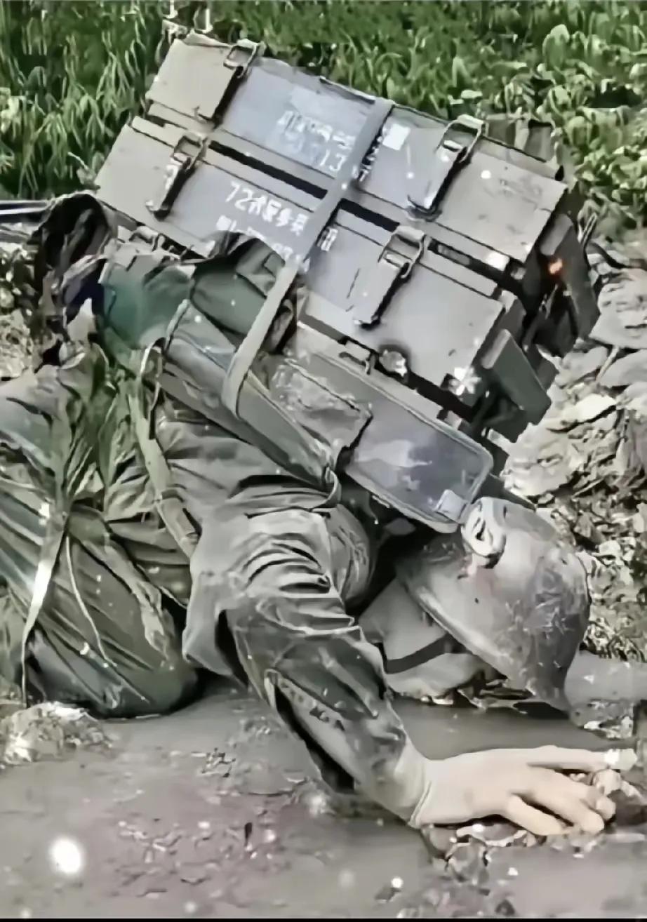 这是对越自卫反击战中，一名战地记者拍下的一张真实的照片，一名战士身负沉重的装备，