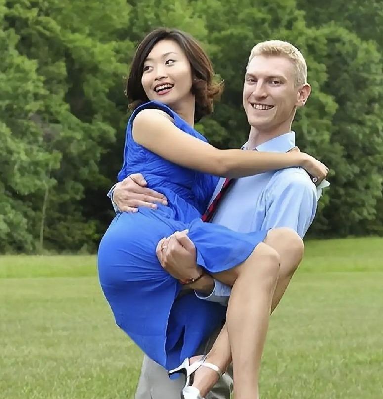 敬一丹女儿王尔晴的婚姻，最让人羡慕的，不是她嫁给了英国人，也不是夫妻都有名校背景
