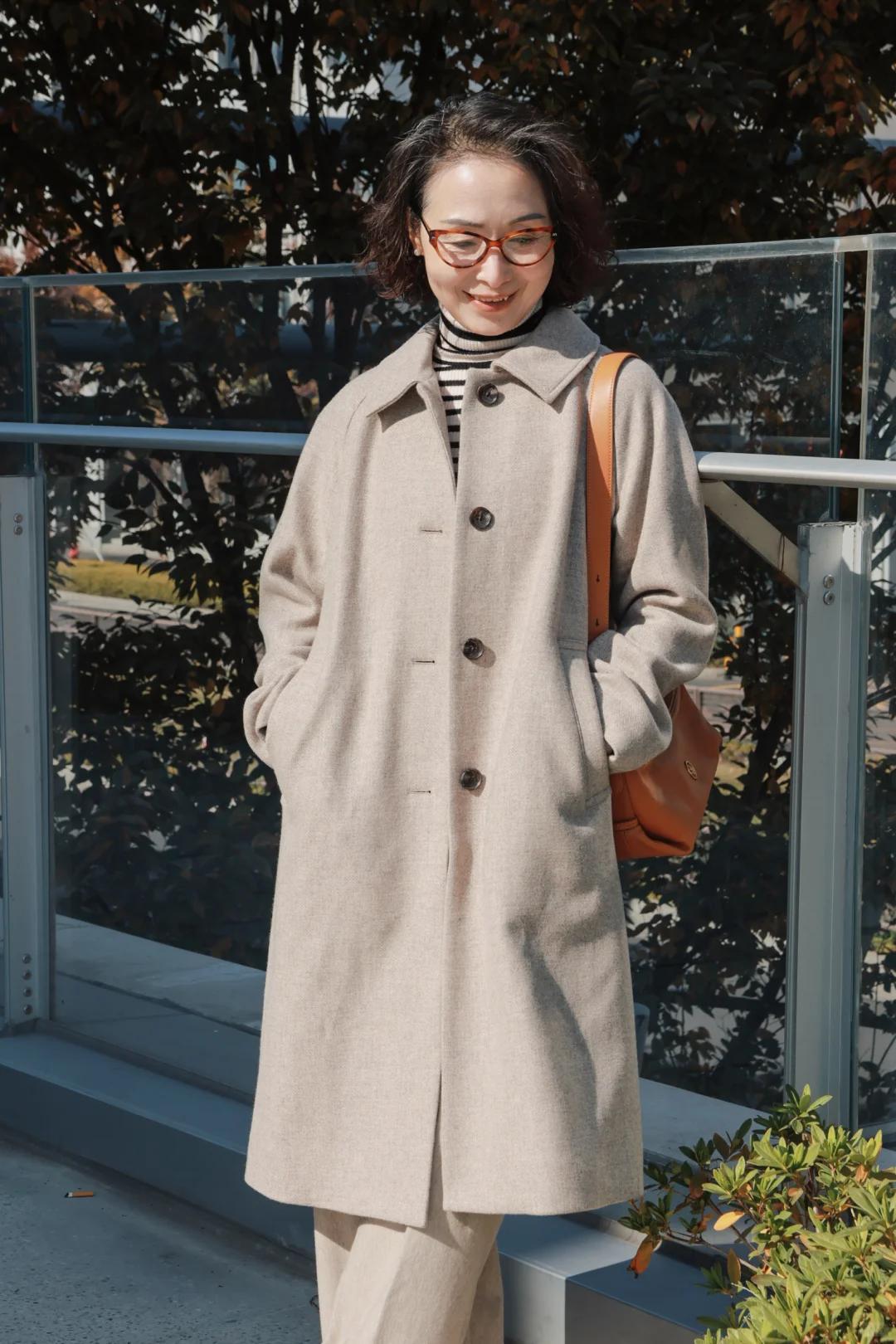 62岁的妈妈，简约优雅才是穿搭主旋律，日系风就是绝佳选择！瞧这套搭配，灰色长