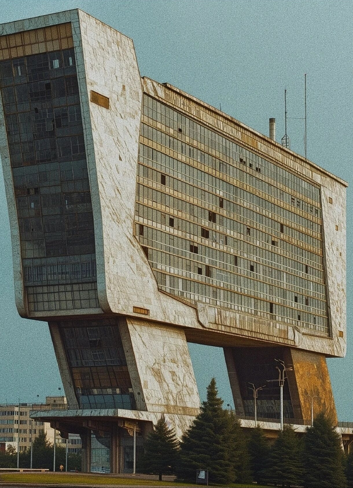 苏联的建筑追求宏大、气派，算是当年的未来主义风格，废土科幻感