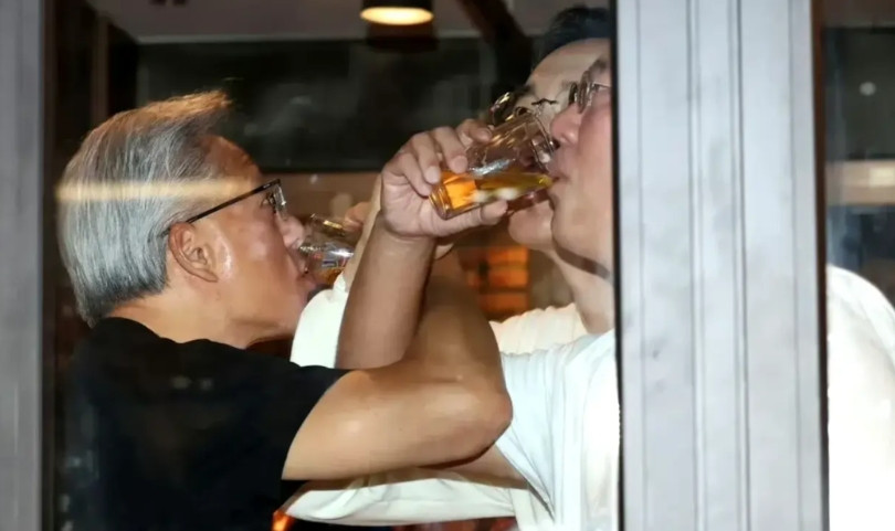 英伟达的黄仁勋真的是“人精”，跑韩国去跟签大单，还和几个韩国老总喝啤酒吃炸鸡，甚