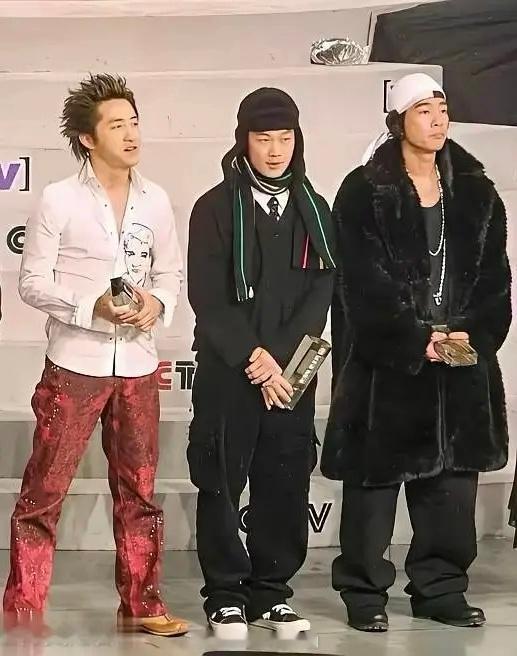 庾澄庆、陈奕迅、陈小春的旧照，三个人过了三个季节，夏天冬天秋天都有了哈哈哈