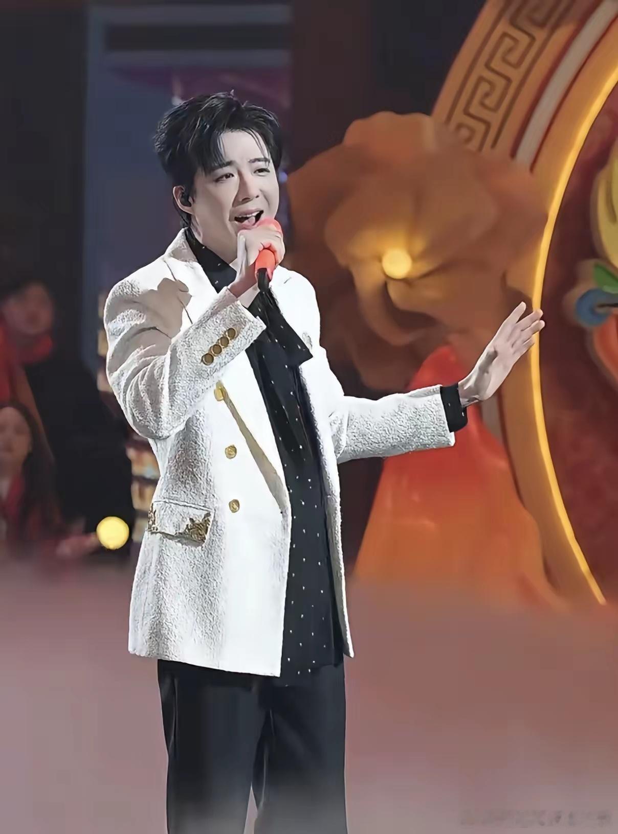 果然火不火都是有原因的，1月23日刘宇宁参加春晚录制，一如既往的受欢迎，只是没想