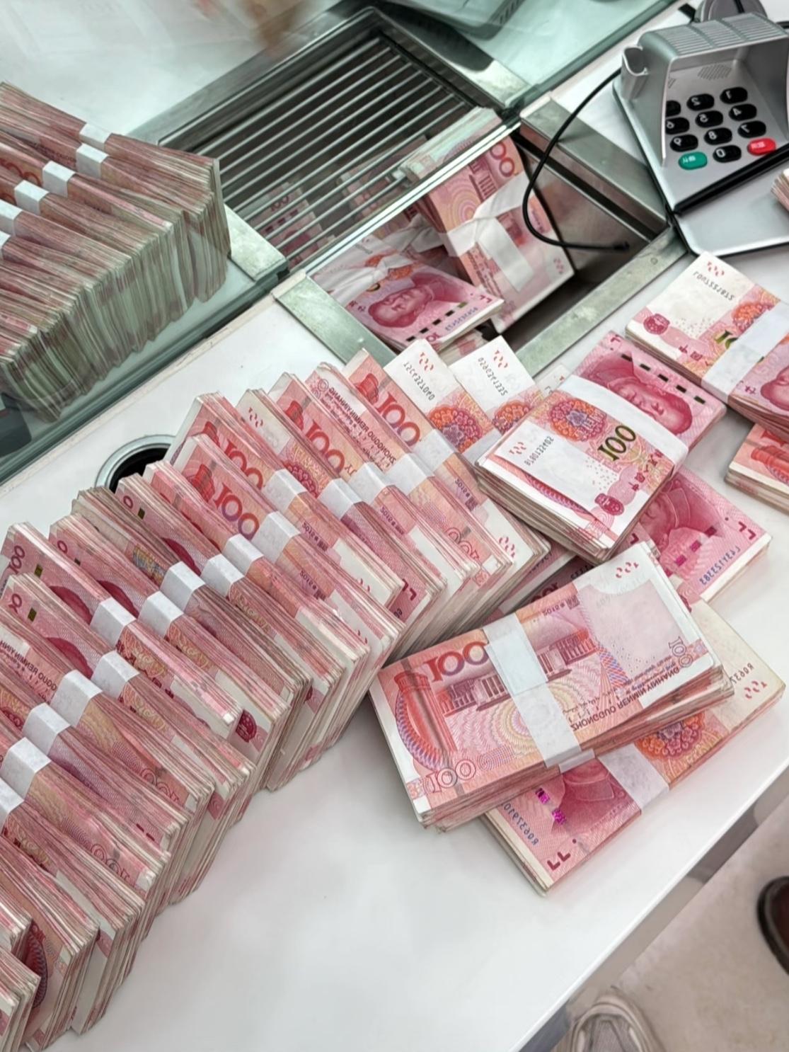 现在，如果你要去银行存钱，千万不要傻乎乎的说你要存定期，首先你要确定的是你存