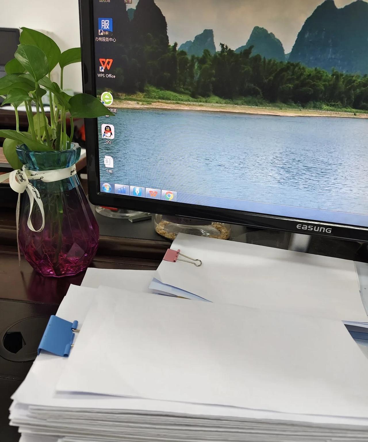 刚刚，我和我们公司老板娘发火了。我对着老板娘气呼呼地说，“今天几号了？怎么还不