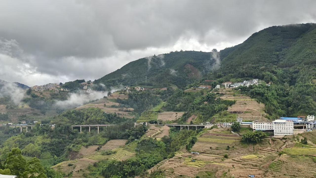 9月18日，11:20从绿春出发，沿着G219边境山路一路向南。途经俄扎乡、黄