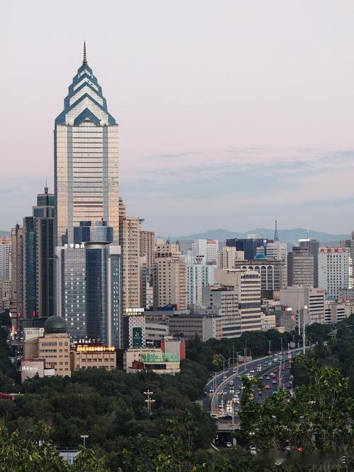 乌鲁木齐，一个专治各种不服的地方！不服你来试试：1、乌鲁木齐站，迷宫一般的车站